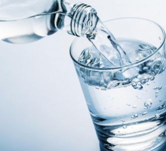 Nước khoáng và nước ion kiềm đóng chai có tốt không?