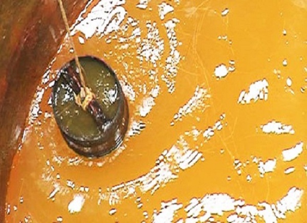 Nước bị nhiễm phèn có màu vàng